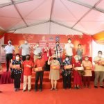 Ybhg Datin Seri Dato’ Hajah Shamsiah tosses to a good new year with residents of Taman Desa Sri Lempah